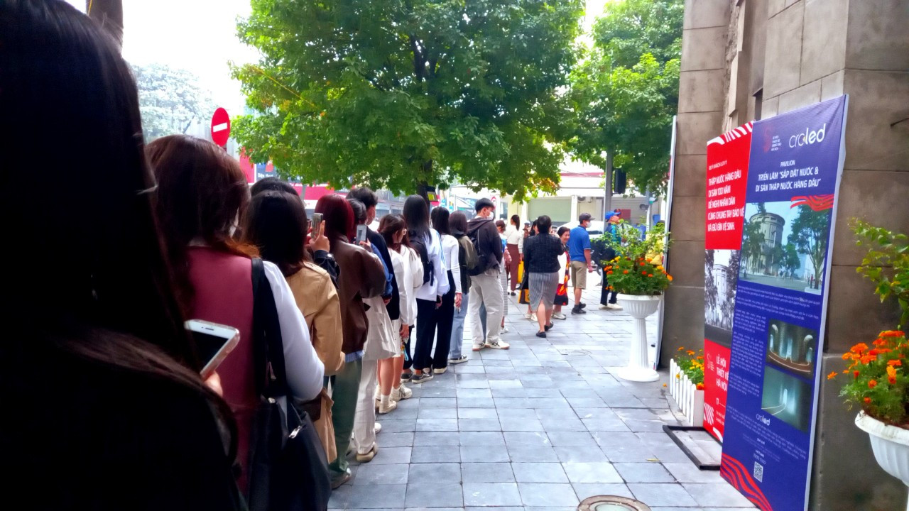 Nghệ thuật mới được chứa đựng bên trong tháp nước cổ thu hút nhiều sự quan tâm của các du khách, đặc biệt là những bạn trẻ đam mê check-in.