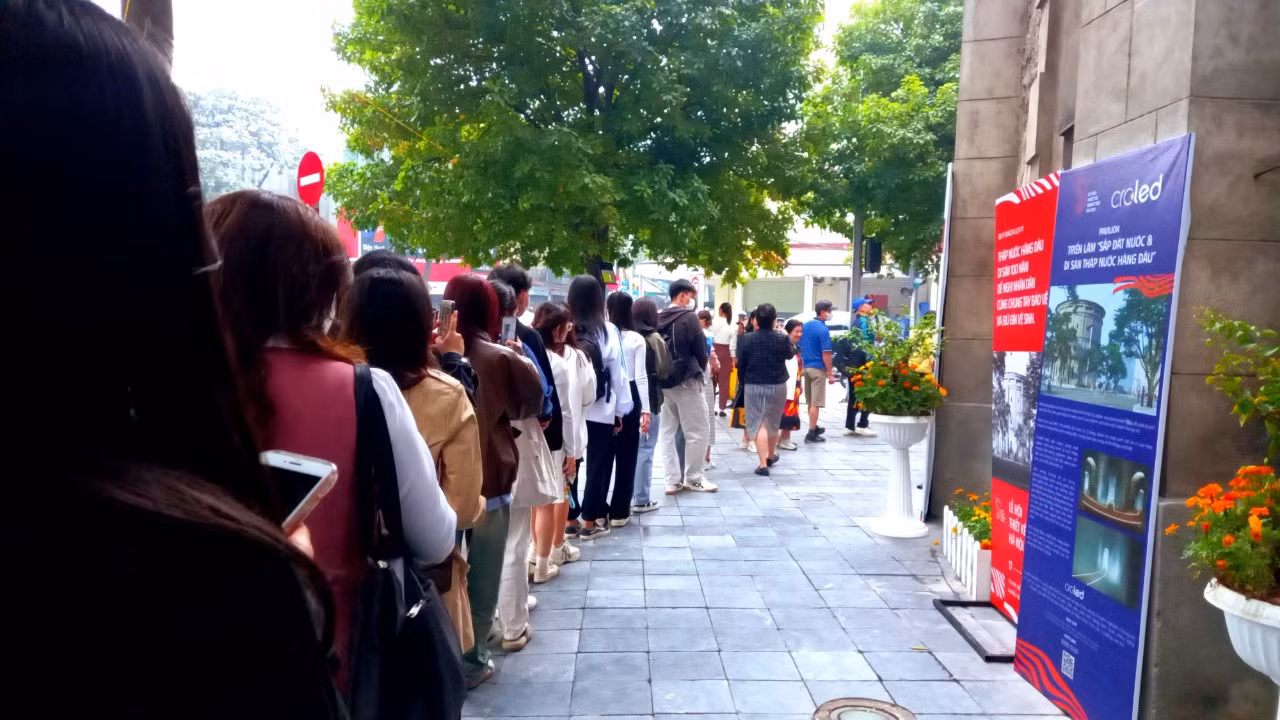 Nghệ thuật mới được chứa đựng bên trong tháp nước cổ thu hút nhiều sự quan tâm của các du khách, đặc biệt là những bạn trẻ đam mê check-in. Nghệ thuật mới được chứa đựng bên trong tháp nước cổ thu hút nhiều sự quan tâm của các du khách, đặc biệt là những bạn trẻ đam mê check-in.