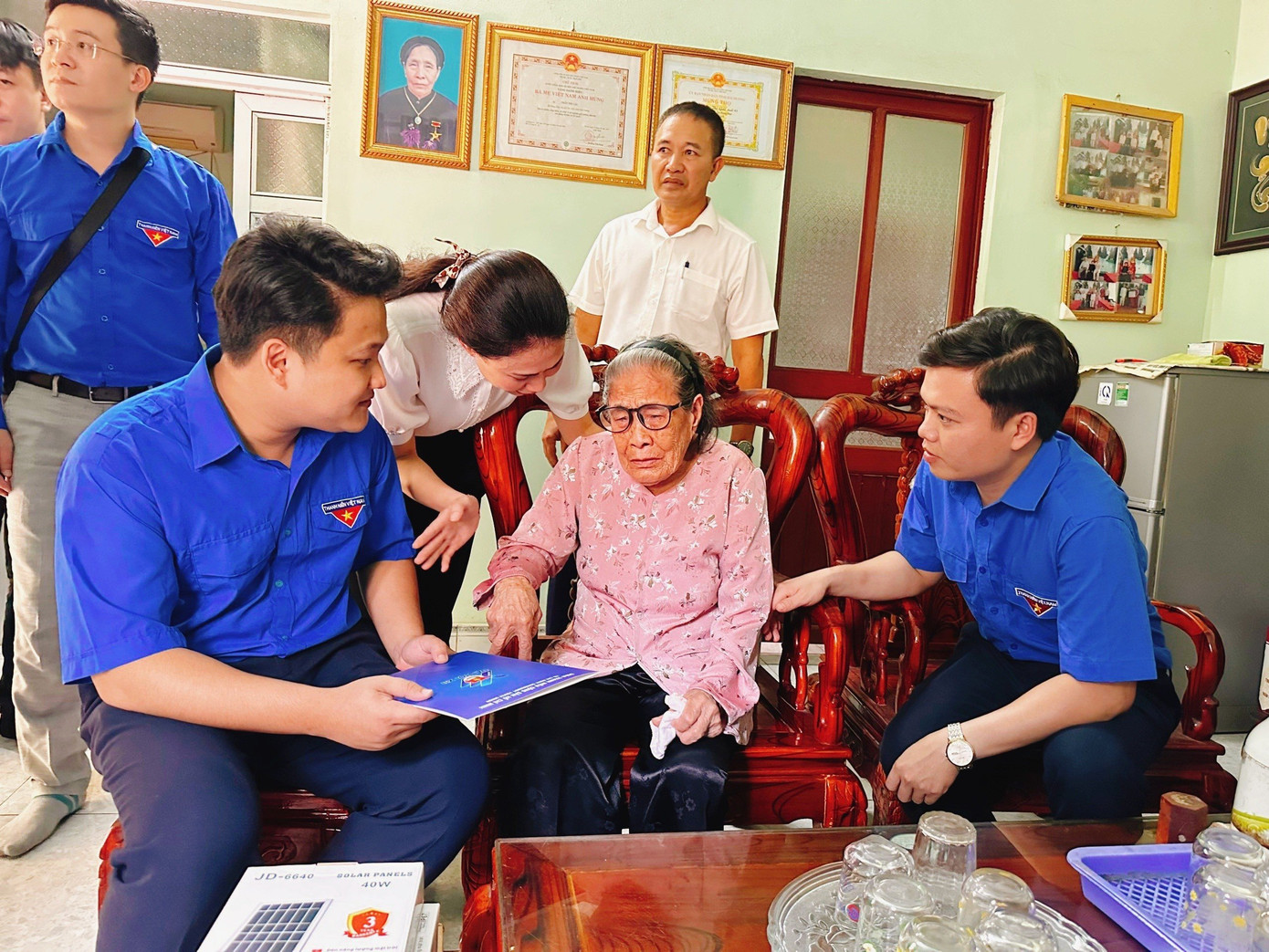 Đoàn công tác đã đến thăm hỏi, tặng quà các Mẹ Việt Nam anh hùng. Đoàn công tác đã đến thăm hỏi, tặng quà các Mẹ Việt Nam anh hùng.