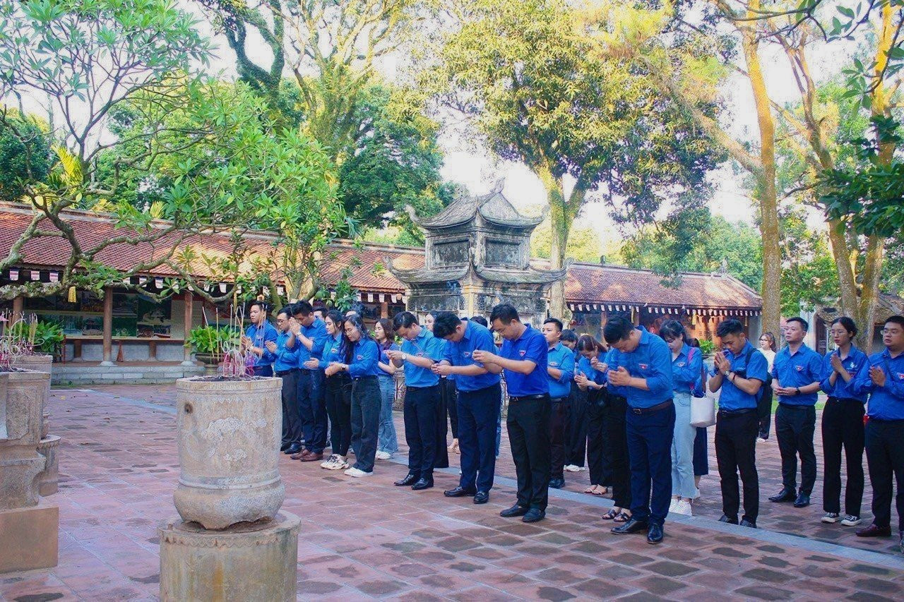 Đoàn Thanh niên các đơn vị đã đến dâng hương, dâng hoa tưởng niệm các Anh hùng liệt sĩ tại Đền thờ Liệt sĩ thành phố Chí Linh, Hải Dương. Đoàn Thanh niên các đơn vị đã đến dâng hương, dâng hoa tưởng niệm các Anh hùng liệt sĩ tại Đền thờ Liệt sĩ thành phố Chí Linh, Hải Dương.