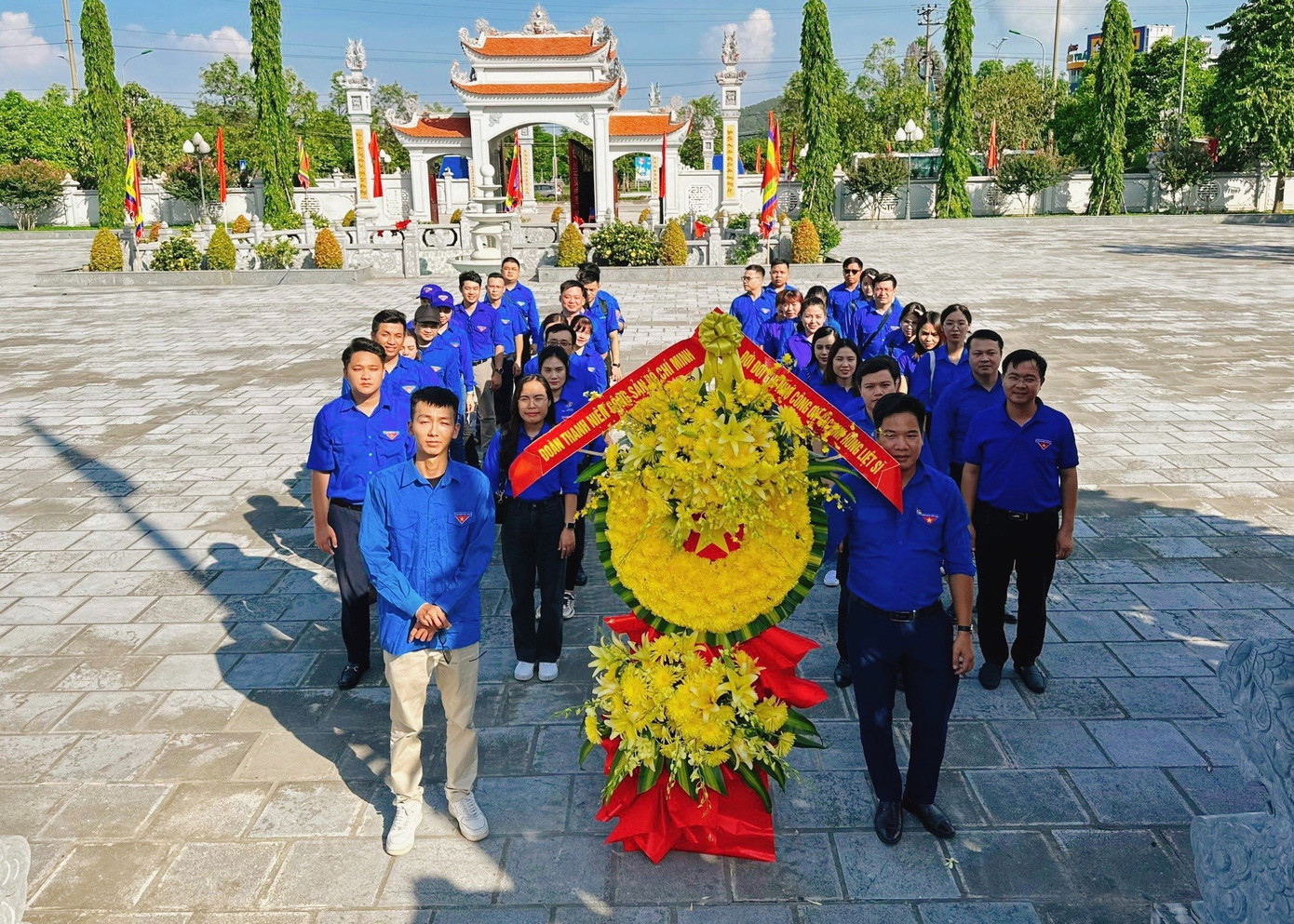 Đoàn Thanh niên các đơn vị đã đến dâng hương, dâng hoa tưởng niệm các Anh hùng liệt sĩ tại Đền thờ Liệt sĩ thành phố Chí Linh, Hải Dương. Đoàn Thanh niên các đơn vị đã đến dâng hương, dâng hoa tưởng niệm các Anh hùng liệt sĩ tại Đền thờ Liệt sĩ thành phố Chí Linh, Hải Dương.