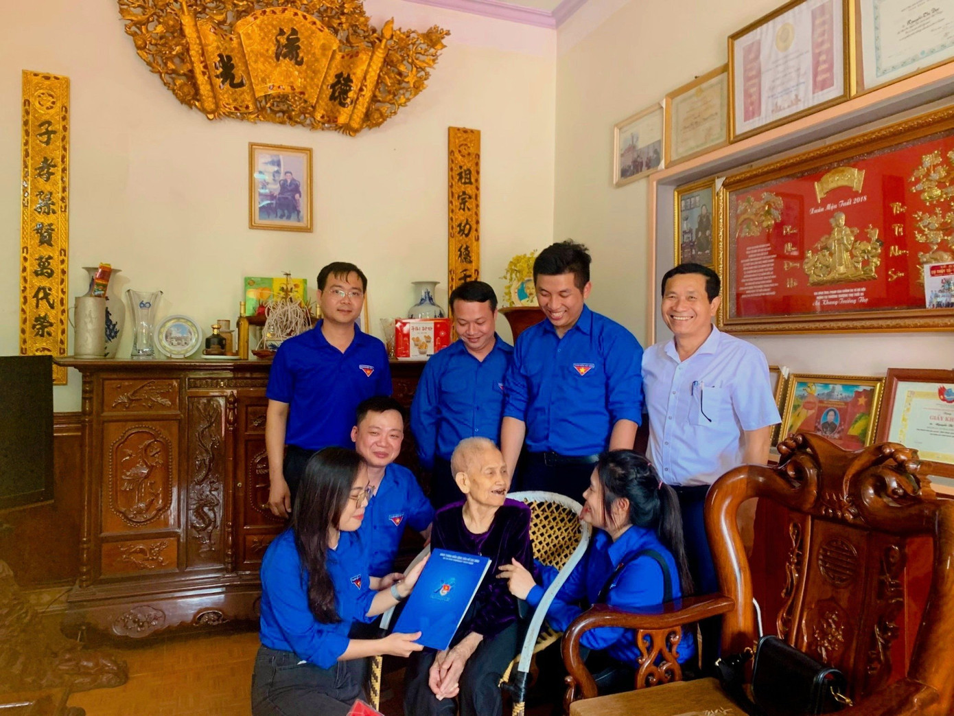 Đoàn công tác đã đến thăm hỏi, tặng quà các Mẹ Việt Nam anh hùng. Đoàn công tác đã đến thăm hỏi, tặng quà các Mẹ Việt Nam anh hùng.