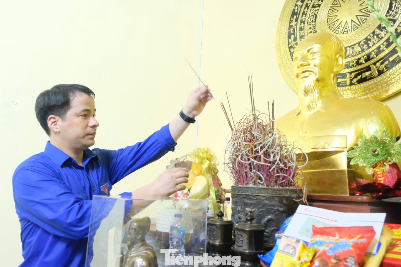 Anh Ngô Văn Cương cùng đoàn công tác thắp hương tưởng nhớ Bác Hồ, thực hiện nghi lễ chào cờ ở Cột cờ Tổ quốc trên Đảo Trần. Ảnh: Châu Linh