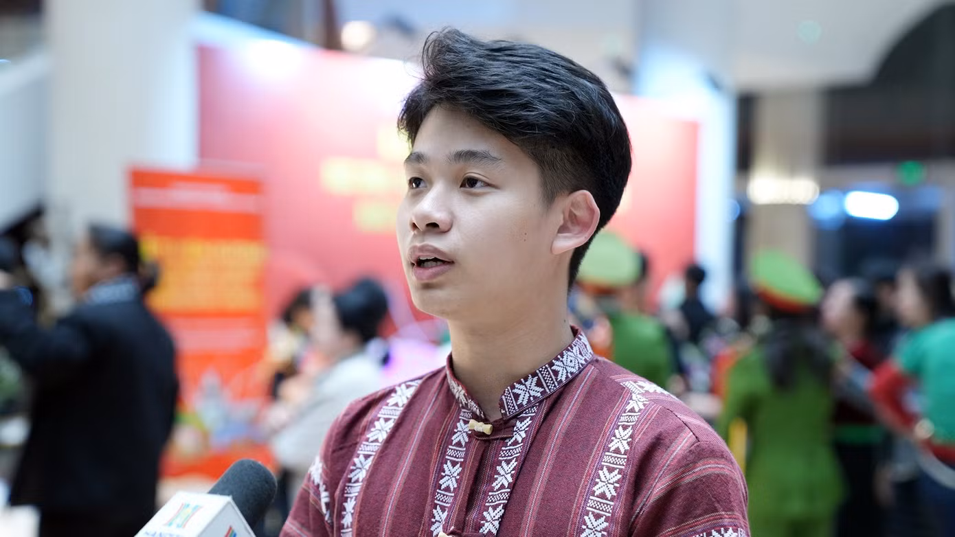 Em Vi Dương Phong và vận động viên Thạch Thị Ánh Lan chia sẻ tại chương trình. Em Vi Dương Phong và vận động viên Thạch Thị Ánh Lan chia sẻ tại chương trình.
