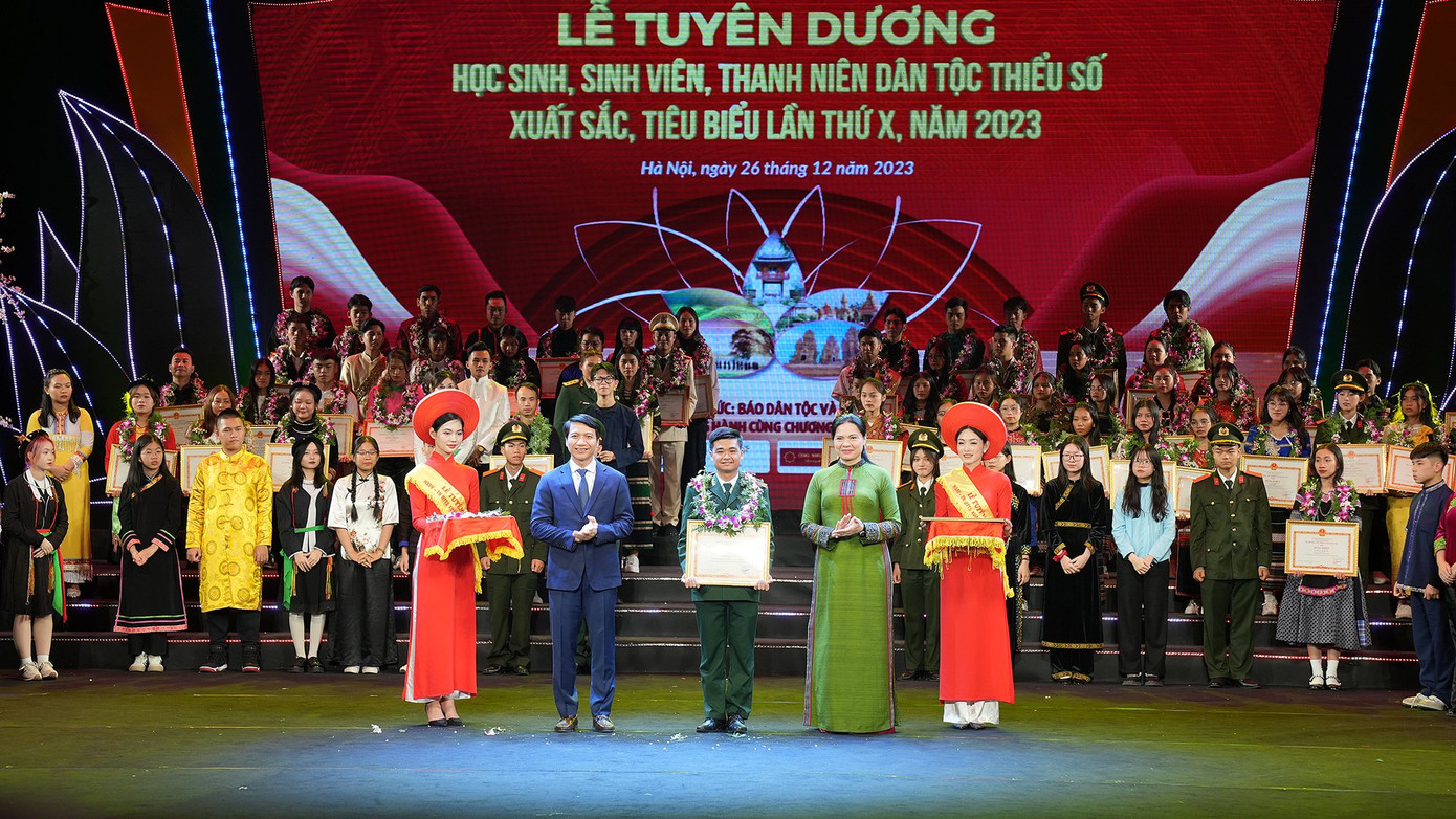 Anh Nguyễn Ngọc Lương - Bí thư thường trực T.Ư Đoàn, Chủ tịch T.Ư Hội LHTN Việt Nam và bà Hà Thị Nga - Chủ tịch T.Ư Hội LHPN Việt Nam trao tặng bằng khen cho học sinh, sinh viên, thanh niên DTTS xuất sắc. Anh Nguyễn Ngọc Lương - Bí thư thường trực T.Ư Đoàn, Chủ tịch T.Ư Hội LHTN Việt Nam và bà Hà Thị Nga - Chủ tịch T.Ư Hội LHPN Việt Nam trao tặng bằng khen cho học sinh, sinh viên, thanh niên DTTS xuất sắc.