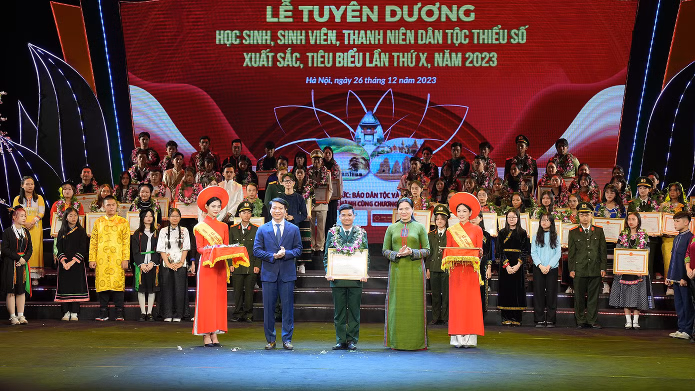 Anh Nguyễn Ngọc Lương - Bí thư thường trực T.Ư Đoàn, Chủ tịch T.Ư Hội LHTN Việt Nam và bà Hà Thị Nga - Chủ tịch T.Ư Hội LHPN Việt Nam trao tặng bằng khen cho học sinh, sinh viên, thanh niên DTTS xuất sắc. Anh Nguyễn Ngọc Lương - Bí thư thường trực T.Ư Đoàn, Chủ tịch T.Ư Hội LHTN Việt Nam và bà Hà Thị Nga - Chủ tịch T.Ư Hội LHPN Việt Nam trao tặng bằng khen cho học sinh, sinh viên, thanh niên DTTS xuất sắc.