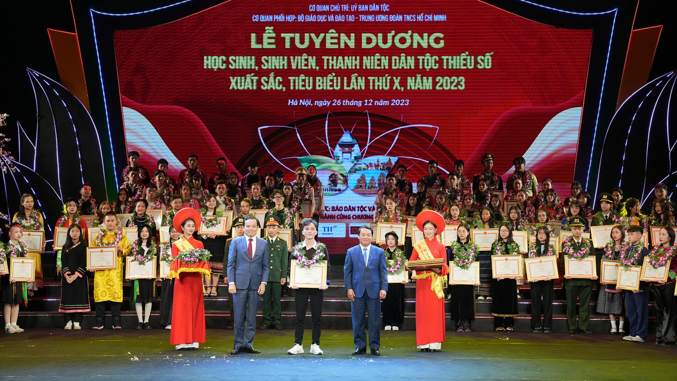 Phó Thủ tướng Chính phủ Trần Lưu Quang và ông Hầu A Lềnh - Bộ trưởng, Chủ nhiệm Uỷ ban Dân tộc trao tặng bằng khen cho học sinh, sinh viên, thanh niên DTTS xuất sắc. Phó Thủ tướng Chính phủ Trần Lưu Quang và ông Hầu A Lềnh - Bộ trưởng, Chủ nhiệm Uỷ ban Dân tộc trao tặng bằng khen cho học sinh, sinh viên, thanh niên DTTS xuất sắc.