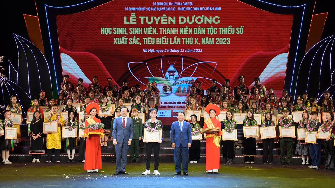 Phó Thủ tướng Chính phủ Trần Lưu Quang và ông Hầu A Lềnh - Bộ trưởng, Chủ nhiệm Uỷ ban Dân tộc trao tặng bằng khen cho học sinh, sinh viên, thanh niên DTTS xuất sắc. Phó Thủ tướng Chính phủ Trần Lưu Quang và ông Hầu A Lềnh - Bộ trưởng, Chủ nhiệm Uỷ ban Dân tộc trao tặng bằng khen cho học sinh, sinh viên, thanh niên DTTS xuất sắc.