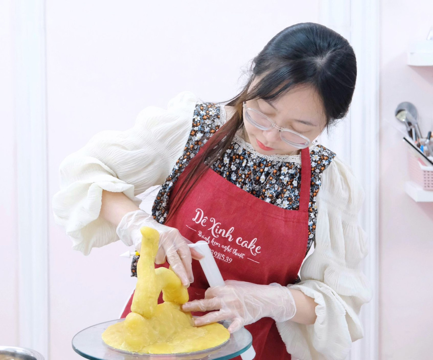 Dương nghỉ công việc ổn định vào cuối năm 2018 để theo đuổi đam mê làm bánh.