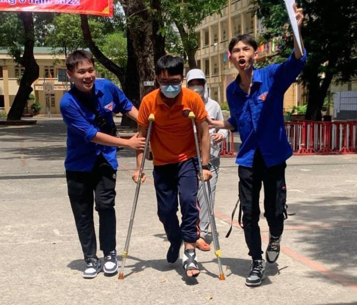 Tình nguyện viên giúp đỡ sĩ tử bị thương trong quá trình di chuyển đến phòng thi. Ảnh: Thành Đoàn Hà Nội. Tình nguyện viên giúp đỡ sĩ tử bị thương trong quá trình di chuyển đến phòng thi. Ảnh: Thành Đoàn Hà Nội.