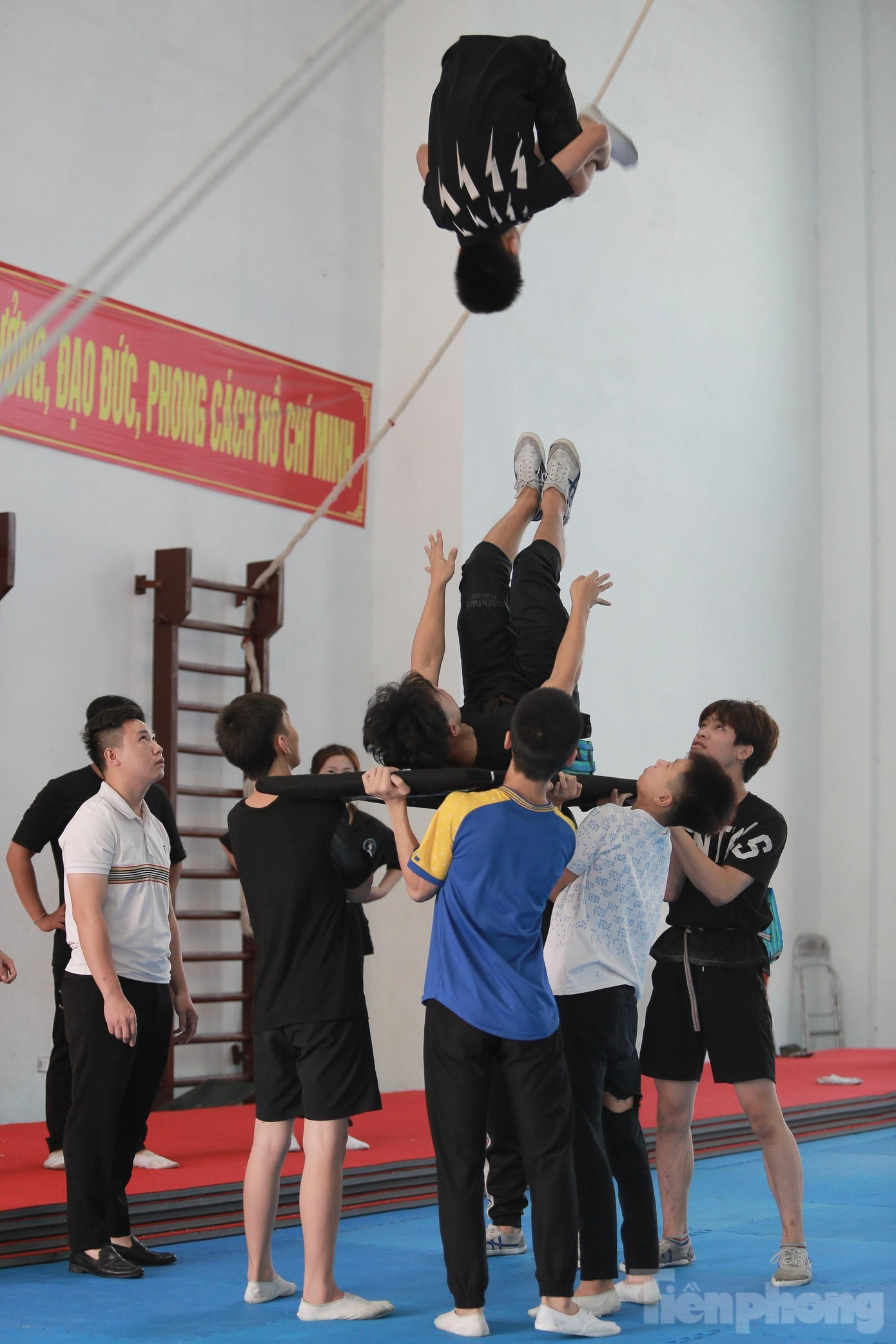 Thông thường, mỗi giáo viên tại trường xiếc sẽ hướng dẫn trực tiếp nhóm 8 học viên, hoặc 1 kèm 1 vì động tác phức tạp, nguy hiểm, yêu cầu sự tập trung cao.