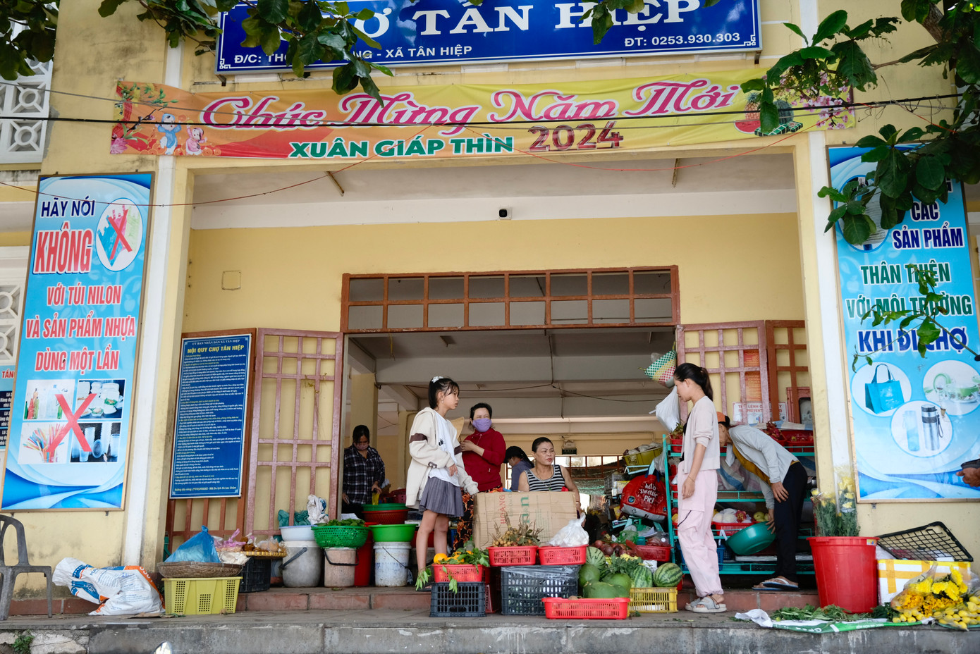 Tại khu chợ, người dân sử dụng túi sinh thái dùng nhiều lần để đựng hàng hoá cho du khách, các hộ gia đình. Ảnh: Châu Linh Tại khu chợ, người dân sử dụng túi sinh thái dùng nhiều lần để đựng hàng hoá cho du khách, các hộ gia đình. Ảnh: Châu Linh