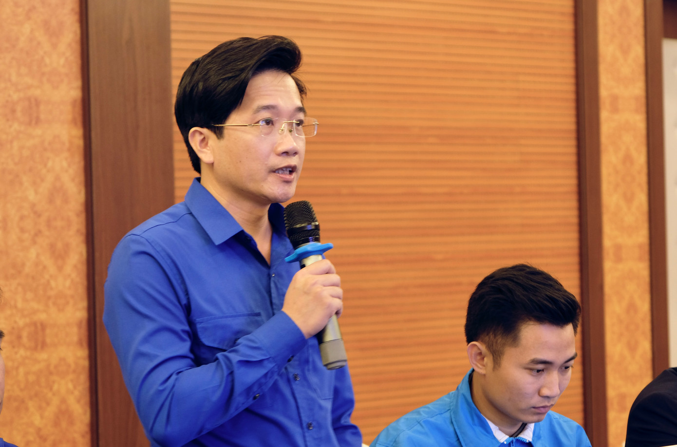 Anh Đặng Thành Huy - Bí thư Tỉnh Đoàn Điện Biên (ảnh trái) và anh Nguyễn Tiến Thịnh -Bí thư Tỉnh Đoàn Lai Châu phát biểu tại hội nghị.