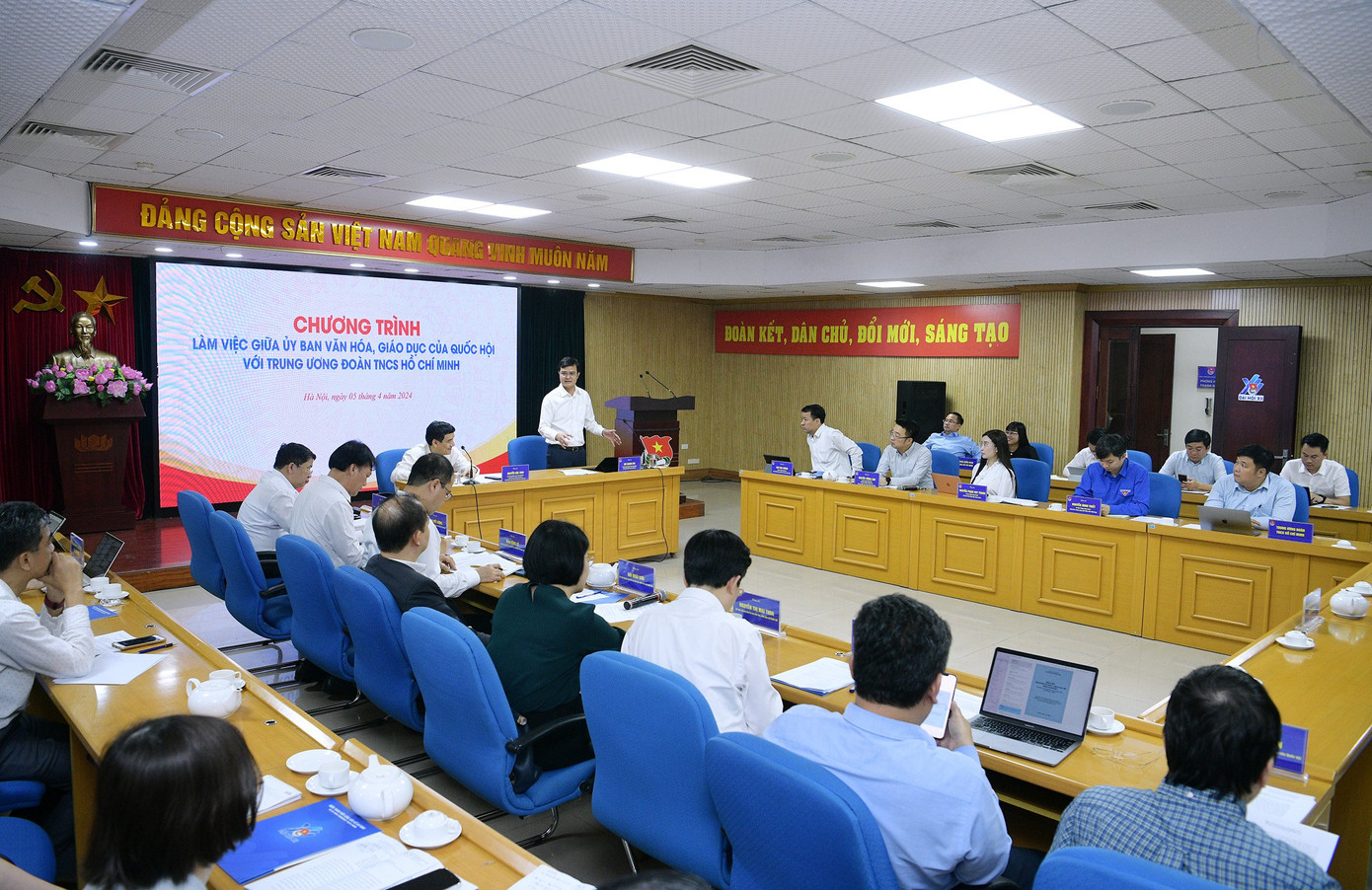 Toàn cảnh buổi làm việc.