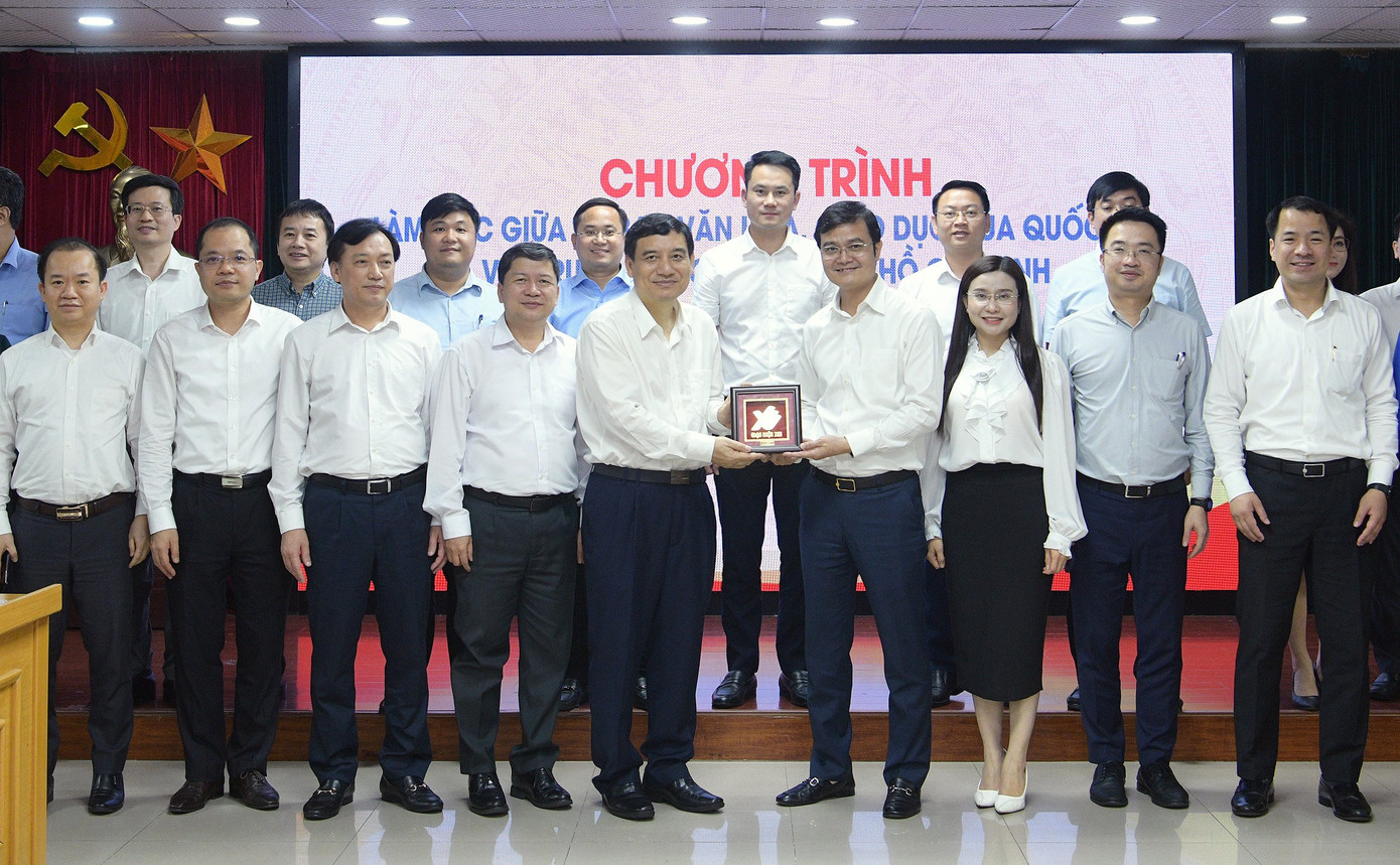 Anh Bùi Quang Huy tặng quà lưu niệm cho lãnh đạo Uỷ ban Văn hoá, Giáo dục của Quốc hội tại buổi làm việc.