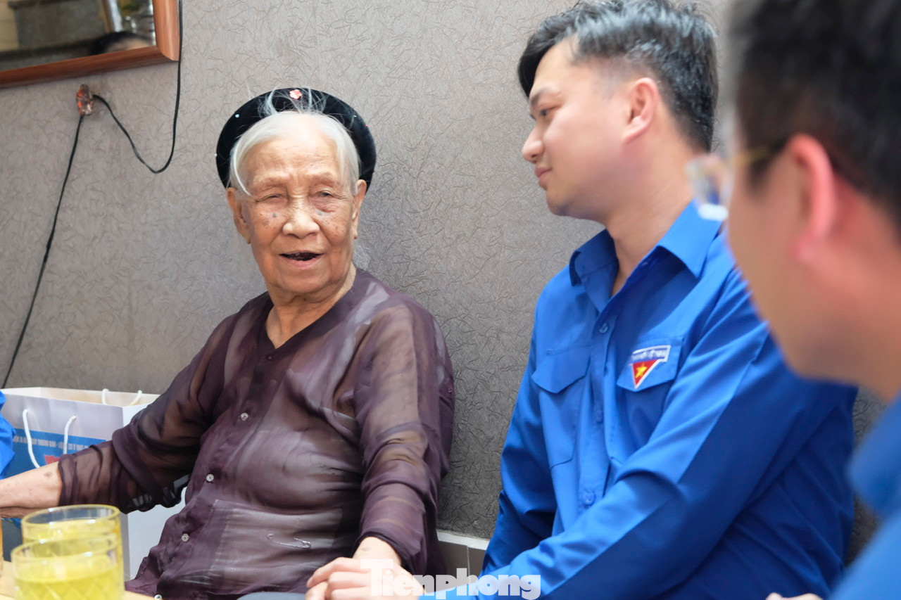 Đoàn công tác T.Ư Đoàn thăm, trò chuyện, chia sẻ với Mẹ Việt Nam Anh hùng. Ảnh: Châu Linh