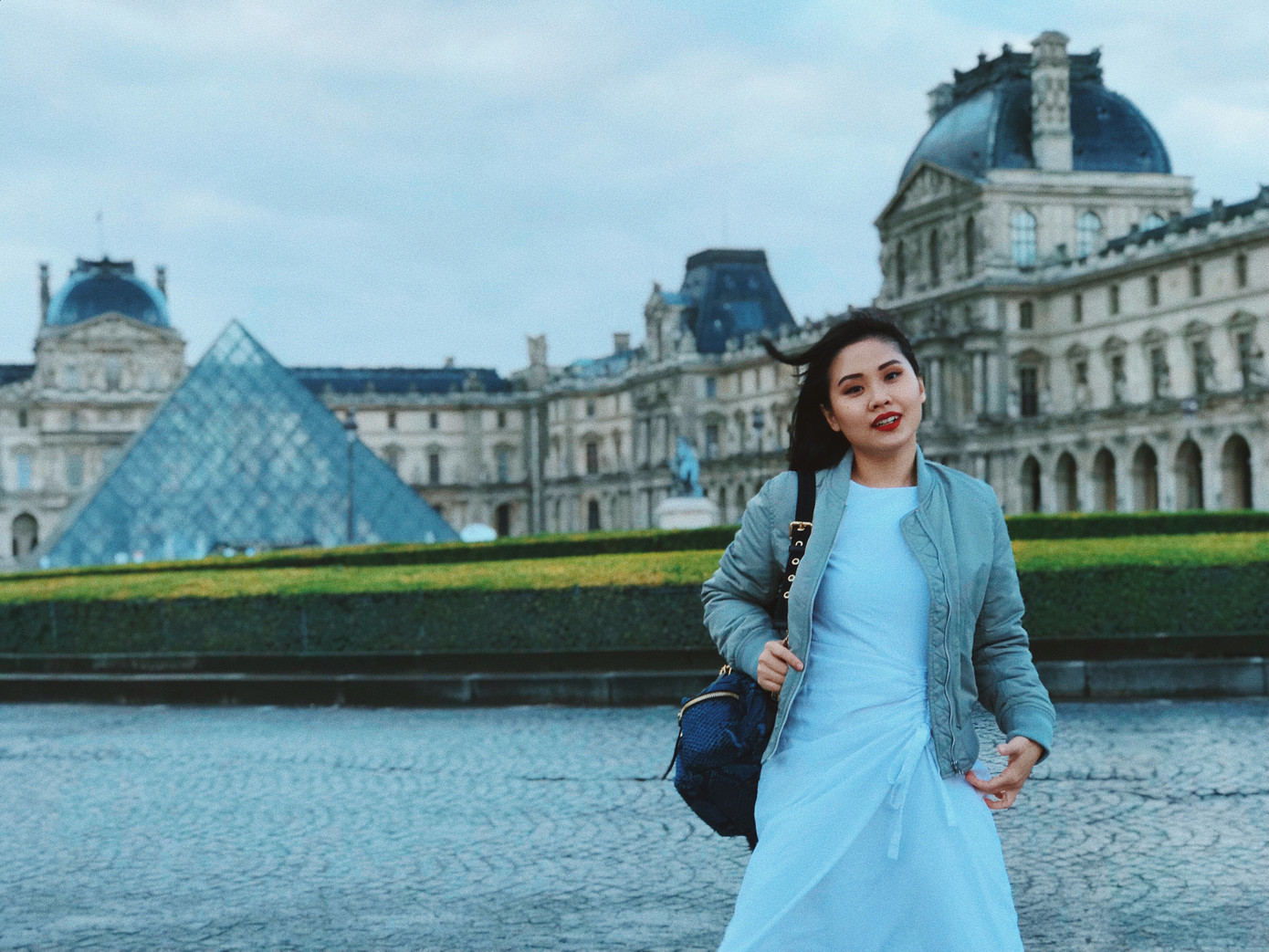 Đi qua nhiều quốc gia, nhưng Chi muốn quay lại nhiều hơn với Ý, Bồ Đào Nha và Vương quốc Anh. Cô bạn 9x hào hứng kể, bản thân đã đi Ý hai lần và mỗi lần đi một phần nhỏ nhưng luôn cảm thấy không đủ. Ngoài cảnh quan thiên nhiên đẹp và bờ biển dài, Ý có nền văn hóa và kiến trúc lâu đời luôn làm Chi choáng ngợp. Với Bồ Đào Nha, Chi ấn tượng bởi đây từng là cường quốc hàng hải của thế giới và hội tụ nhiều cổ vật, văn hóa, kiến trúc đặc sắc. "Vương quốc Anh hội tụ những bí ẩn thú vị mà ngay cả người bản xứ cũng chưa biết. Mình rất thích cách họ trân trọng những dấu ấn lịch sử không chỉ của riêng nước Anh mà còn của các quốc gia khác", Chi nói. Đi qua nhiều quốc gia, nhưng Chi muốn quay lại nhiều hơn với Ý, Bồ Đào Nha và Vương quốc Anh. Cô bạn 9x hào hứng kể, bản thân đã đi Ý hai lần và mỗi lần đi một phần nhỏ nhưng luôn cảm thấy không đủ. Ngoài cảnh quan thiên nhiên đẹp và bờ biển dài, Ý có nền văn hóa và kiến trúc lâu đời luôn làm Chi choáng ngợp. Với Bồ Đào Nha, Chi ấn tượng bởi đây từng là cường quốc hàng hải của thế giới và hội tụ nhiều cổ vật, văn hóa, kiến trúc đặc sắc. "Vương quốc Anh hội tụ những bí ẩn thú vị mà ngay cả người bản xứ cũng chưa biết. Mình rất thích cách họ trân trọng những dấu ấn lịch sử không chỉ của riêng nước Anh mà còn của các quốc gia khác", Chi nói.