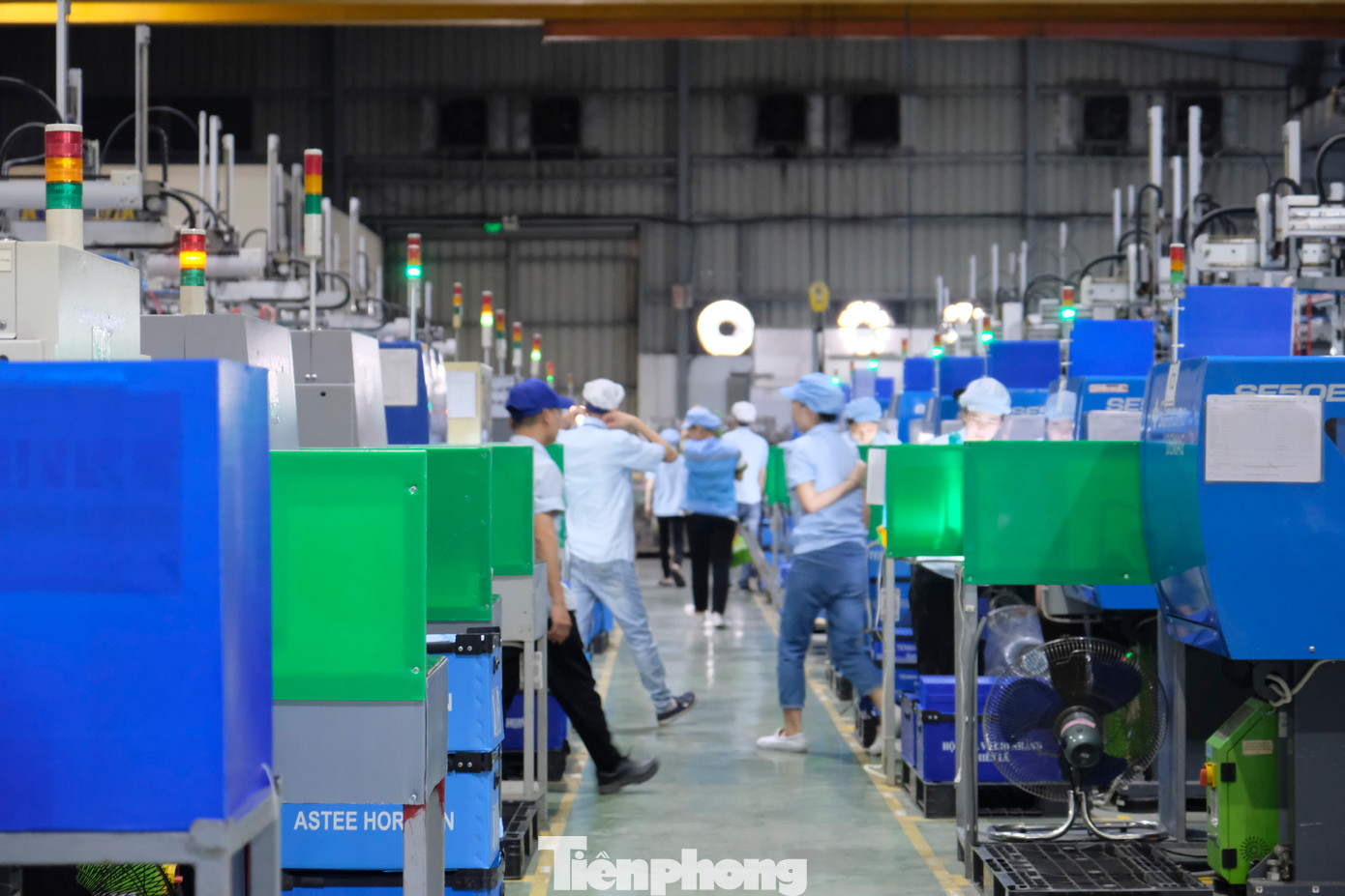 Trong khuôn khổ hội nghị, Thượng tướng Bế Xuân Trường cùng các đại biểu tham quan dây chuyền sản xuất của công ty Hiền Lê. Ảnh: Châu Linh Trong khuôn khổ hội nghị, Thượng tướng Bế Xuân Trường cùng các đại biểu tham quan dây chuyền sản xuất của công ty Hiền Lê. Ảnh: Châu Linh