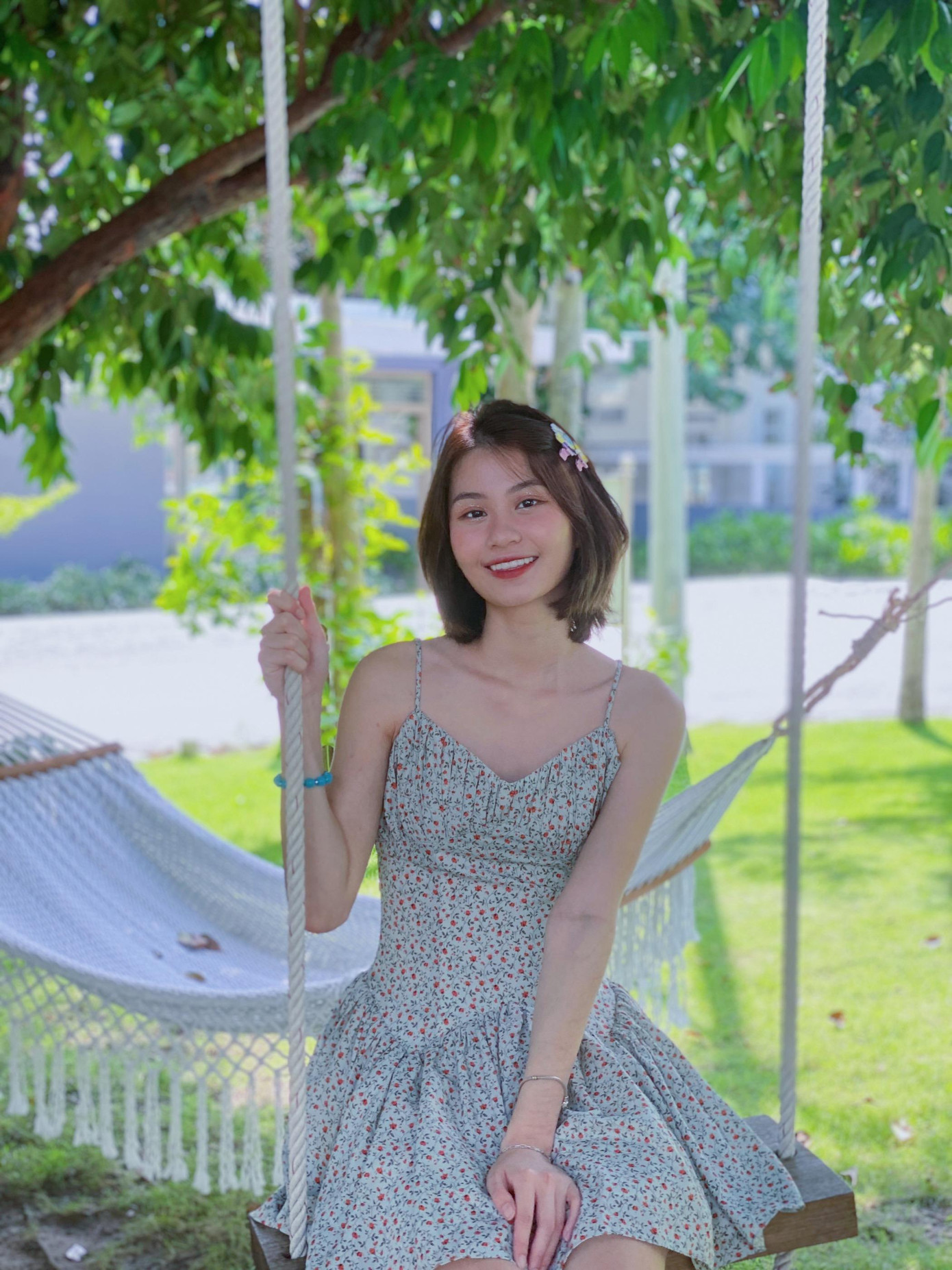 Là con gái lại đi du học xa nhà nên thi thoảng Nghi cũng cảm thấy tủi thân và cô đơn. Những lúc như vậy, cô bạn thường nghe và xem lại video hồi còn ở Việt Nam và khóc thật nhiều rồi dần ổn định lại cảm xúc.