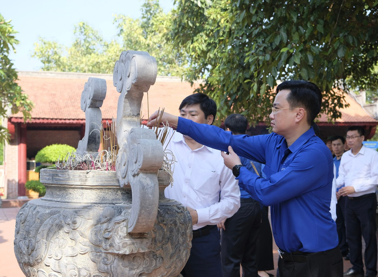 Đoàn công tác T.Ư Đoàn thắp hương tại Đền Xã Tắc (TP. Móng Cái, tỉnh Quảng Ninh).