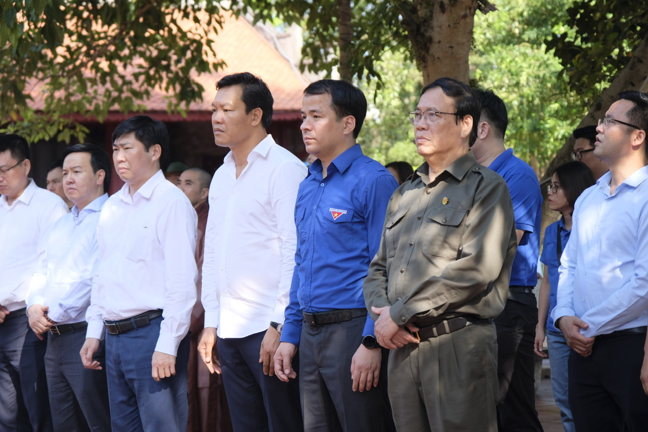 Đoàn công tác T.Ư Đoàn thắp hương tại Đền Xã Tắc (TP. Móng Cái, tỉnh Quảng Ninh).