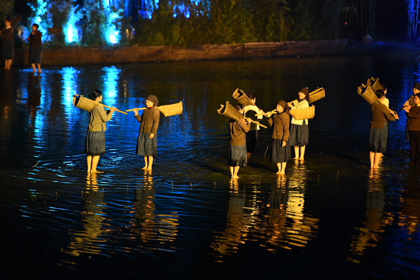 Chương trình biểu diễn nghệ thuật "Tinh hoa Bắc Bộ" diễn ra với 75 phút, được chia làm sáu phần: Thi ca, Cõi Phật, Hoài cổ, Nhạc họa, An vui và Ngày hội.