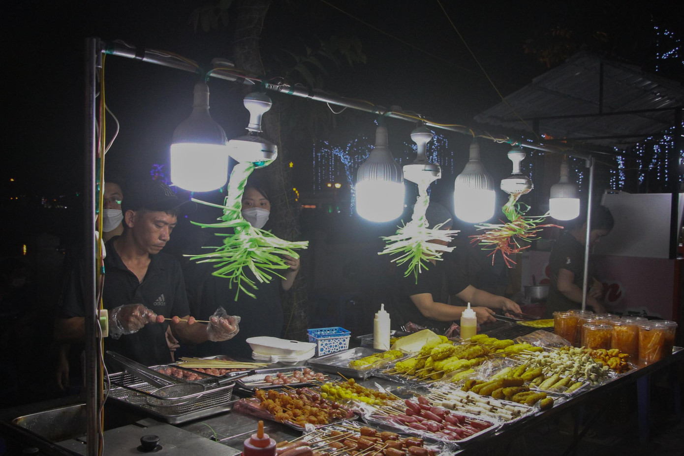 Một trong những xe hàng "hút khách" nhất quanh tuyến phố đi bộ.