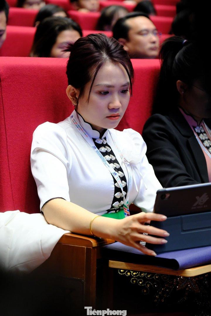 Nữ đại biểu dân tộc xinh đẹp thu hút sự chú ý của nhiều người. Ảnh: Hoàng Mạnh Thắng Nữ đại biểu dân tộc xinh đẹp thu hút sự chú ý của nhiều người. Ảnh: Hoàng Mạnh Thắng