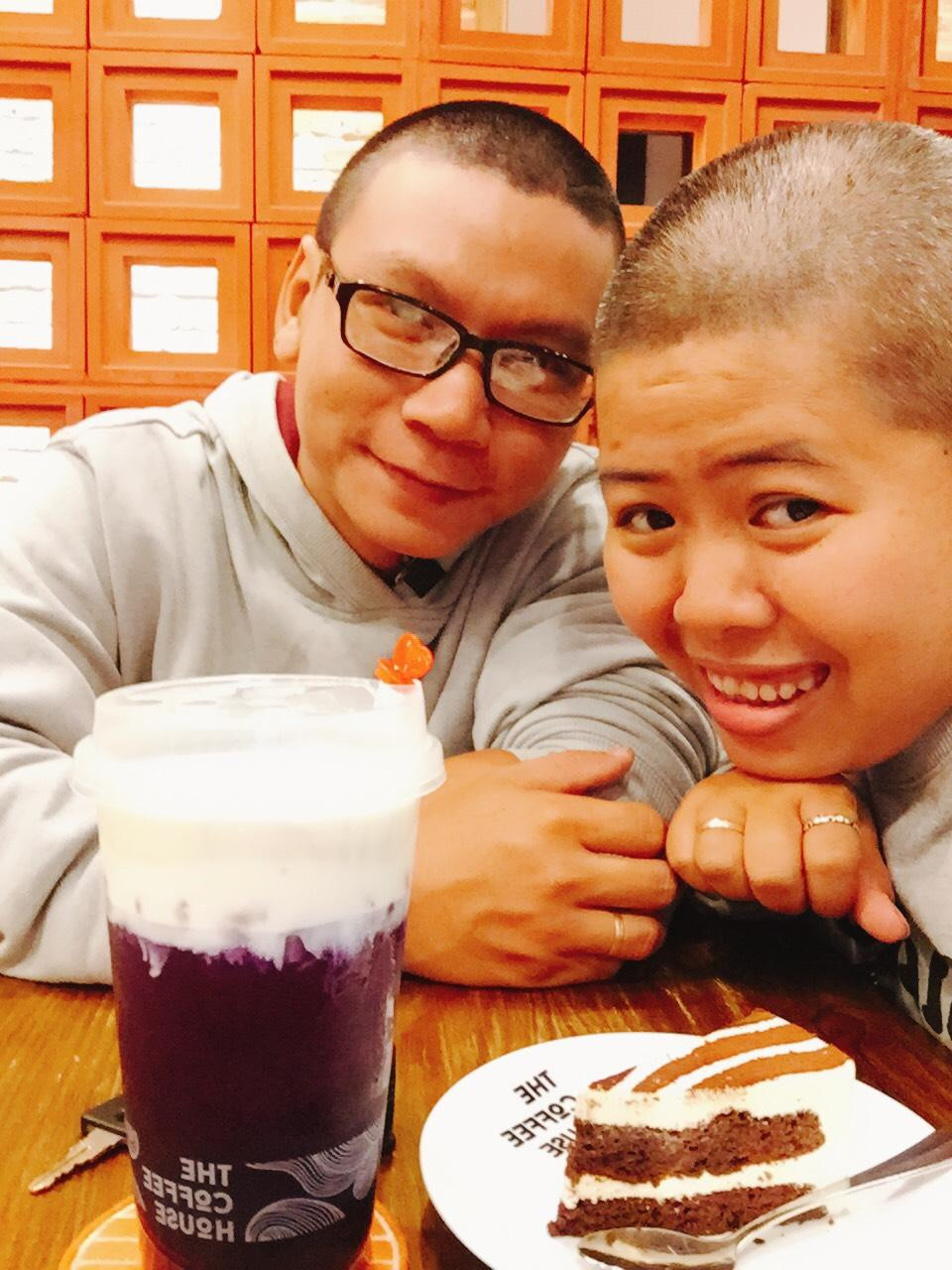 Hình ảnh anh Nhân cạo trọc tóc để động viên, cùng vợ trải qua những đợt hóa trị ám ảnh. Hình ảnh anh Nhân cạo trọc tóc để động viên, cùng vợ trải qua những đợt hóa trị ám ảnh.