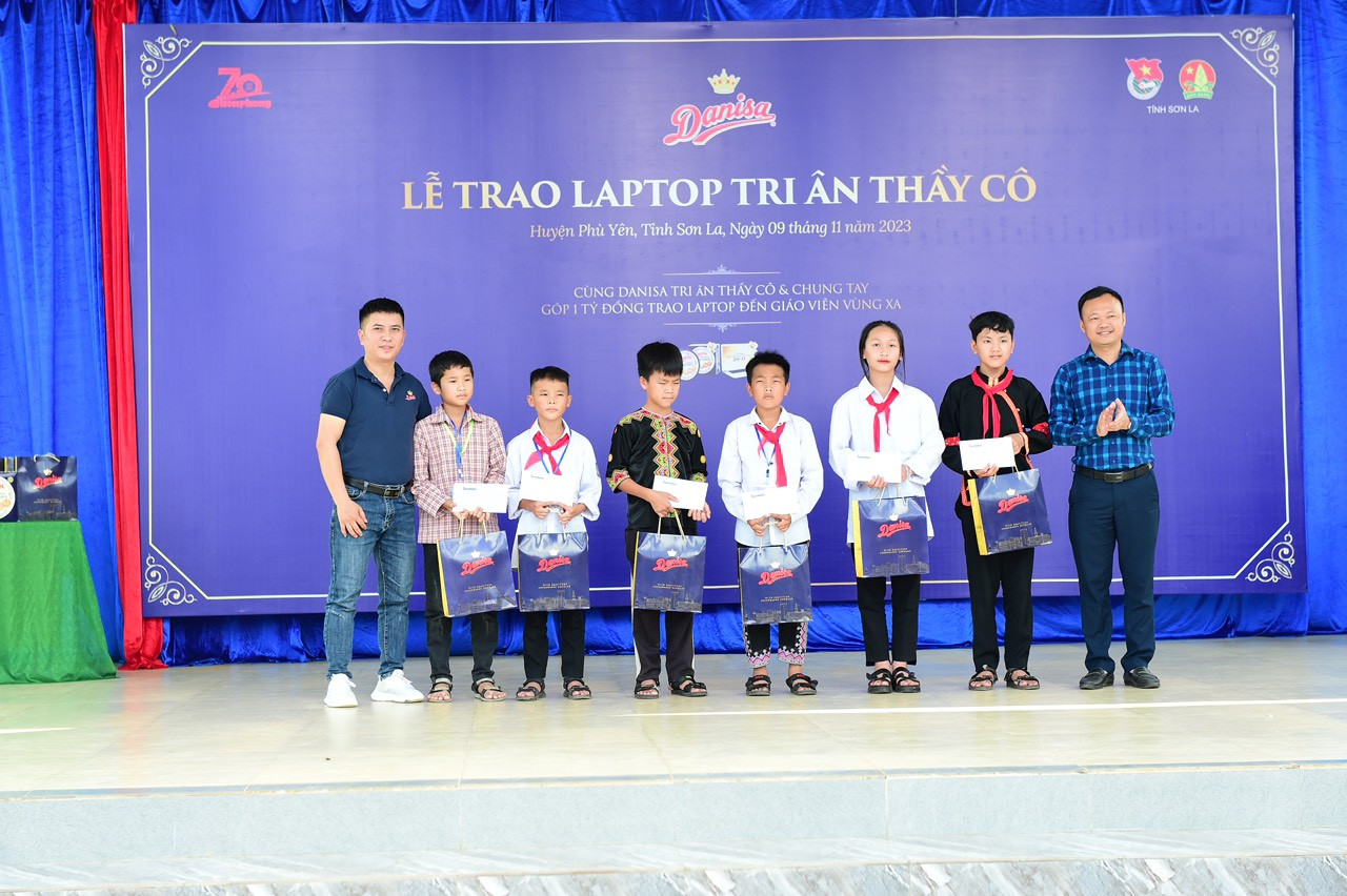 Các thầy cô giáo và các em học sinh nhận quà tại chương trình.