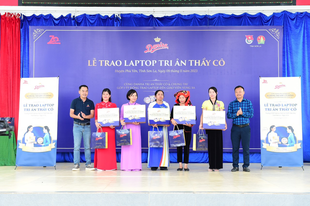 Các thầy cô giáo và các em học sinh nhận quà tại chương trình.