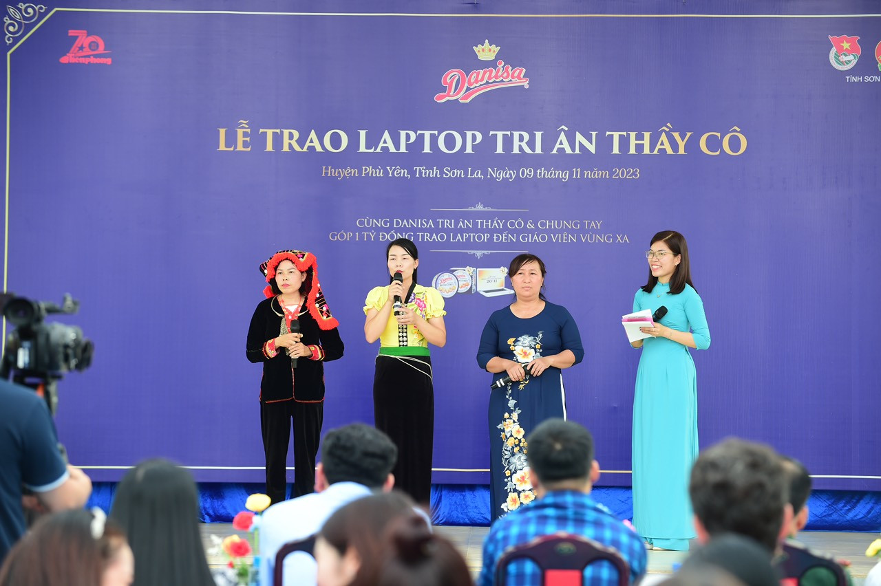 Các cô giáo nhận quà tri ân chia sẻ tại chương trình.