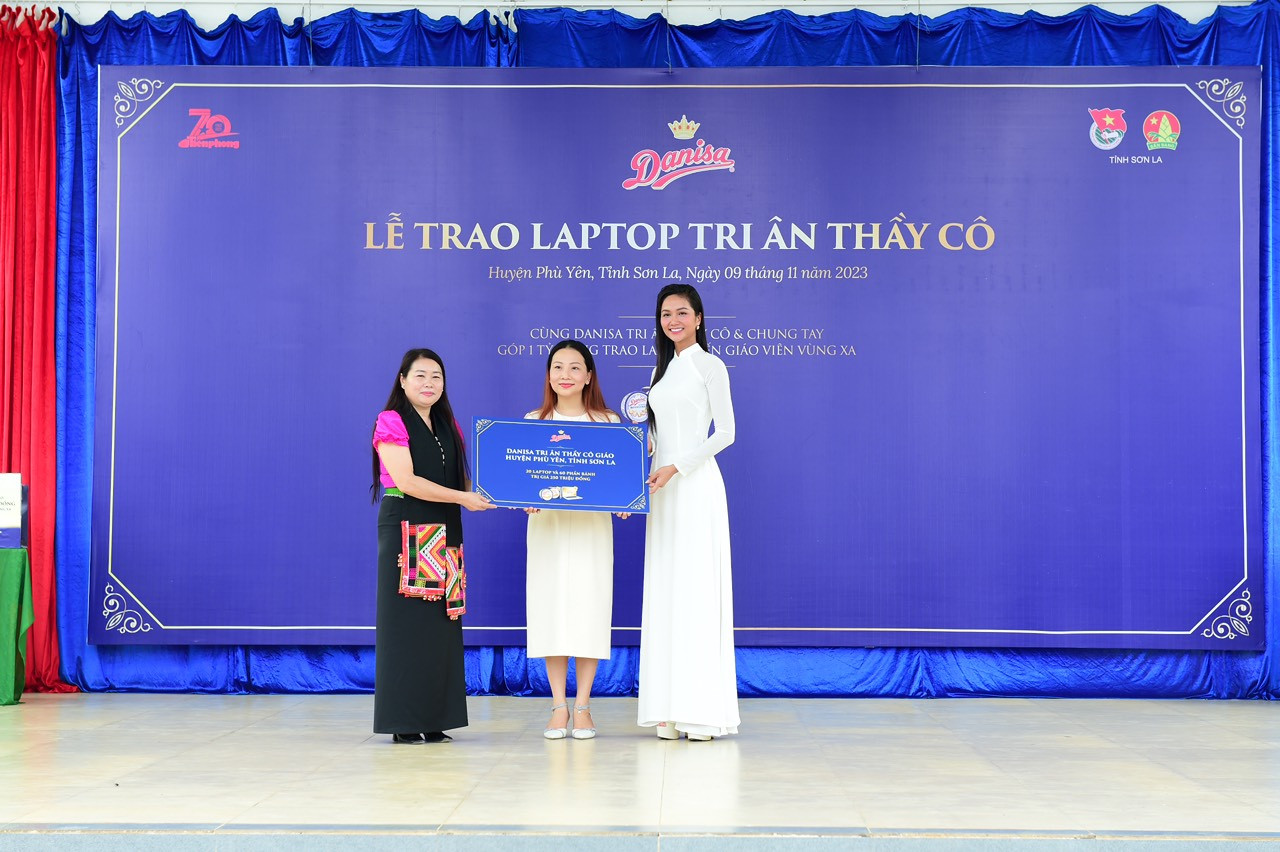 Bà Phạm Thị Thu Thảo - Giám đốc Marketing nhãn hàng Danisa Việt Nam và Hoa hậu H'Hen Niê trao biểu trưng quà tặng cho đại diện Phòng Giáo dục huyện Phù Yên, tỉnh Sơn La.