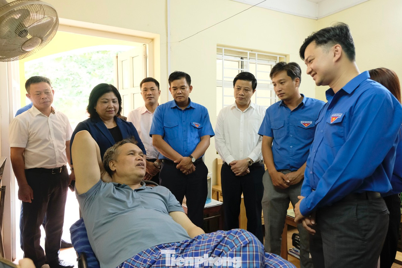 Đoàn công tác T.Ư Đoàn thăm, tặng quà cho các thương bệnh binh. Ảnh: Châu Linh Đoàn công tác T.Ư Đoàn thăm, tặng quà cho các thương bệnh binh. Ảnh: Châu Linh