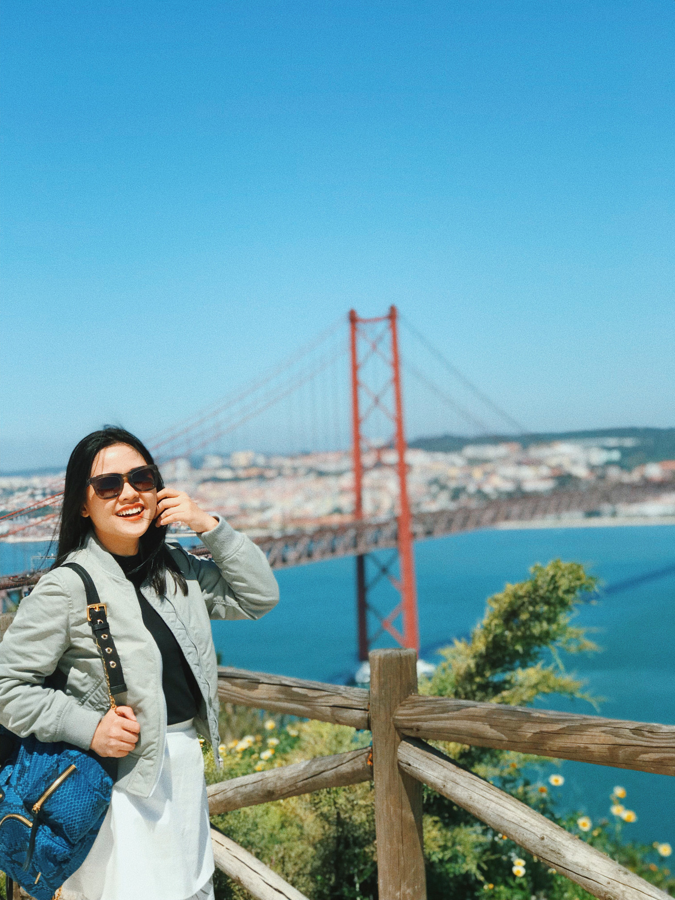 "Mình luôn có sự quan sát và so sánh trên mỗi hành trình cũng như đặt câu hỏi tại sao. Ví dụ như: Tại sao Bhutan là quốc gia hạnh phúc nhất thế giới? Tại sao UAE phát triển như vũ bão?..." Chi nói. "Mình luôn có sự quan sát và so sánh trên mỗi hành trình cũng như đặt câu hỏi tại sao. Ví dụ như: Tại sao Bhutan là quốc gia hạnh phúc nhất thế giới? Tại sao UAE phát triển như vũ bão?..." Chi nói.