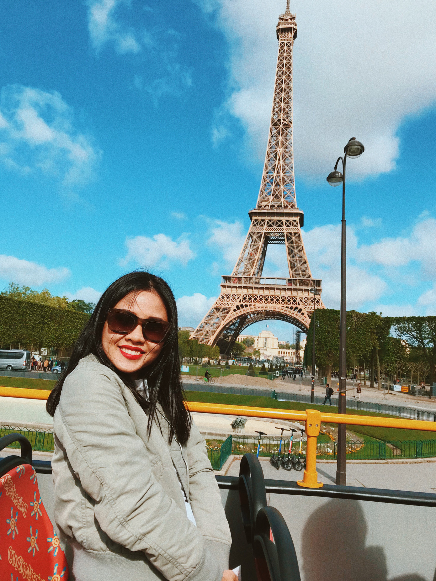 "Mình luôn có sự quan sát và so sánh trên mỗi hành trình cũng như đặt câu hỏi tại sao. Ví dụ như: Tại sao Bhutan là quốc gia hạnh phúc nhất thế giới? Tại sao UAE phát triển như vũ bão?..." Chi nói. "Mình luôn có sự quan sát và so sánh trên mỗi hành trình cũng như đặt câu hỏi tại sao. Ví dụ như: Tại sao Bhutan là quốc gia hạnh phúc nhất thế giới? Tại sao UAE phát triển như vũ bão?..." Chi nói.