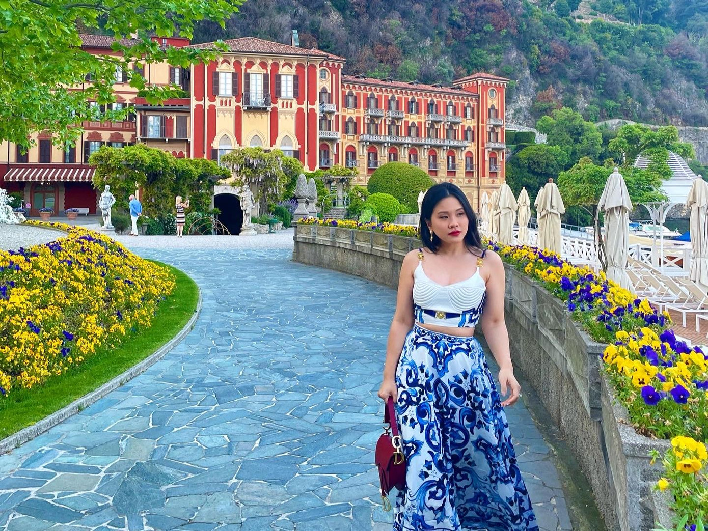 Trải nghiệm du lịch nhiều giúp Chi mở rộng tư duy tổ chức và tâm hồn cởi mở, ít thành kiến. "Mình biết cách trân trọng những nền văn hóa khác nhau và yêu văn hóa Việt Nam hơn", Chi nói. Trải nghiệm du lịch nhiều giúp Chi mở rộng tư duy tổ chức và tâm hồn cởi mở, ít thành kiến. "Mình biết cách trân trọng những nền văn hóa khác nhau và yêu văn hóa Việt Nam hơn", Chi nói.