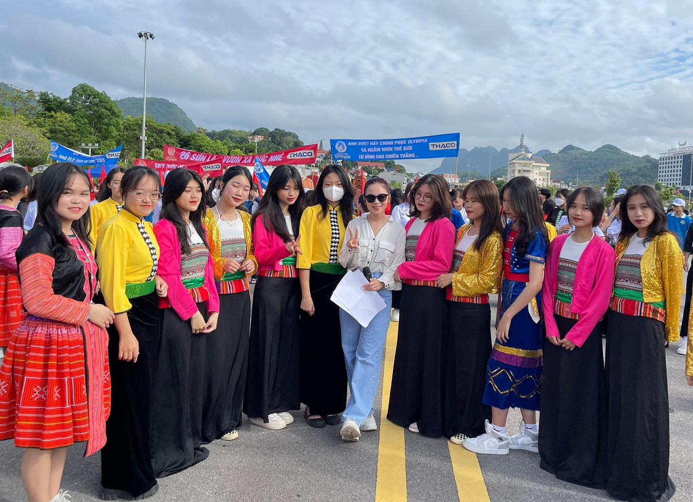 MC Tuyết Ngân chụp ảnh cùng đội cổ vũ ở Quảng trường Tây Bắc (Sơn La). Ảnh: FBNV MC Tuyết Ngân chụp ảnh cùng đội cổ vũ ở Quảng trường Tây Bắc (Sơn La). Ảnh: FBNV