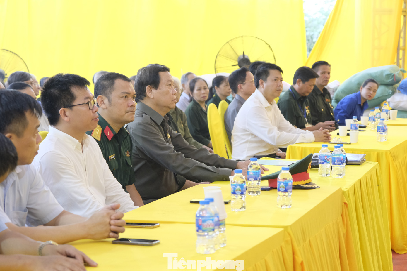 Các đại biểu tham dự lễ tri ân, dâng hương, tưởng nhớ đến các Anh hùng liệt sĩ TNXP Thủ đô. Ảnh: Châu Linh Các đại biểu tham dự lễ tri ân, dâng hương, tưởng nhớ đến các Anh hùng liệt sĩ TNXP Thủ đô. Ảnh: Châu Linh