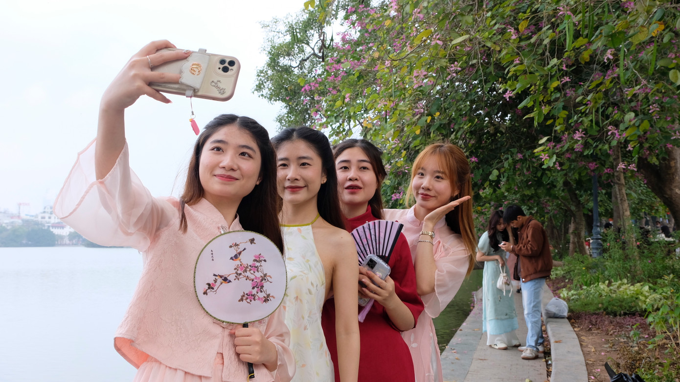 Nguyễn Thị Diệp (ngoài cùng bên phải) cùng bạn bè chụp ảnh áo dài đón xuân. Ảnh: Diệu Nhi