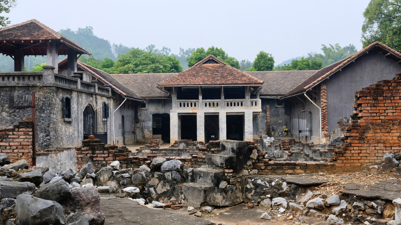 Di tích lịch sử Nhà tù Sơn La nằm ở trung tâm thành phố Sơn La, cách Lào 45km về phía Nam. Nhà tù Sơn La đã được người Pháp xây dựng trong thời kỳ Pháp thuộc nhằm mục tiêu giam cầm những người làm cách mạng của Việt Nam. Ngày nay, nơi đây trở thành một địa chỉ đỏ trong công tác giáo dục truyền thống cách mạng cho thế hệ các dân tộc Sơn La và nhân dân cả nước; một trong những điểm tham quan lịch sử ý nghĩa với người dân Việt Nam cũng như du khách quốc tế. Ảnh: Châu Linh