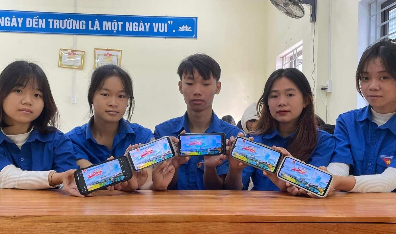 Học sinh trường THCS- THPT Linh Hồ, huyện Vị Xuyên, tỉnh Hà Giang hưởng ứng Cuộc vận động "Tự hào một dải non sông". Ảnh: Đoàn trường THCS - THPT Linh Hồ
