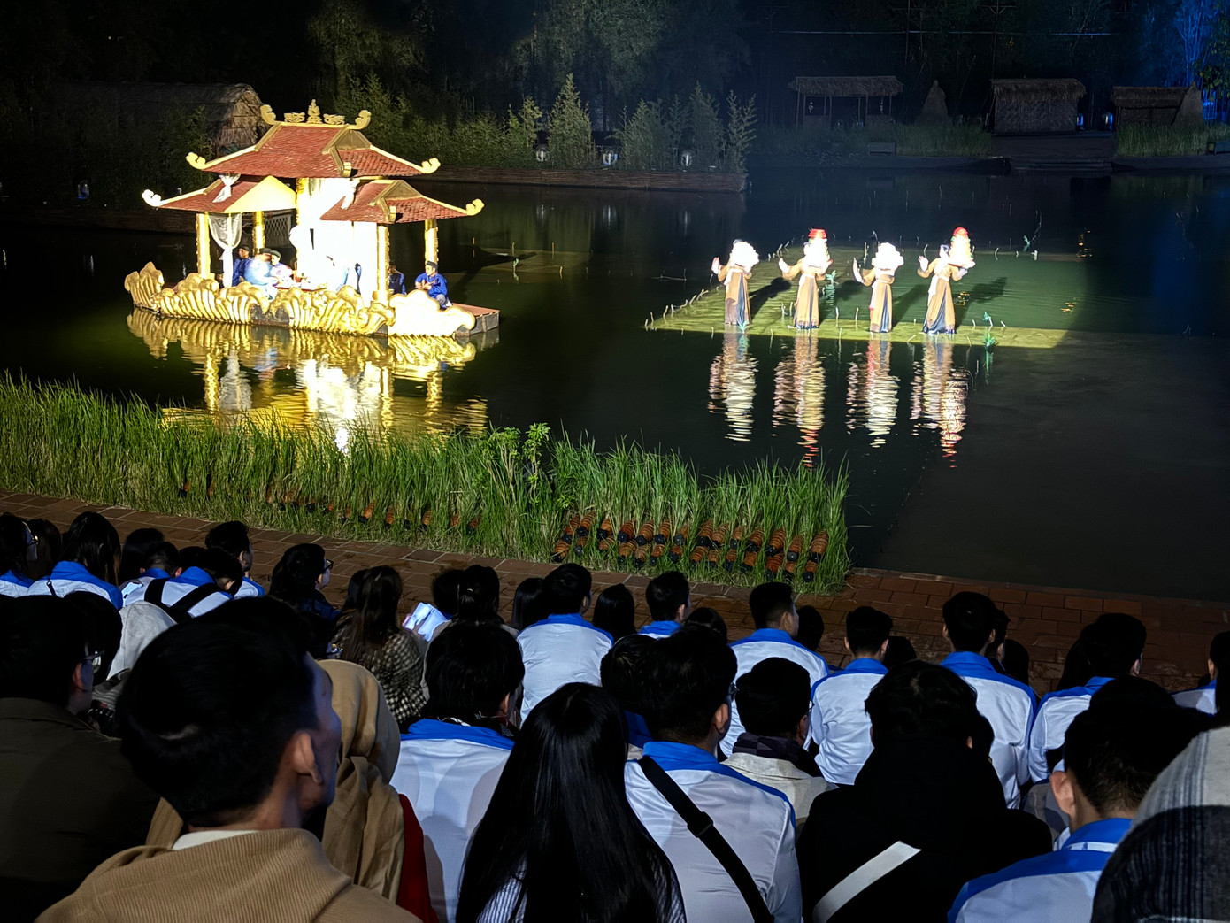 "Tinh hoa Bắc Bộ" được xây dựng tại xã Sài Sơn, huyện Quốc Oai (Hà Nội) được xem là sân khấu "thực cảnh" đầu tiên tại Việt Nam nhằm tôn vinh vẻ đẹp văn hoá Việt.