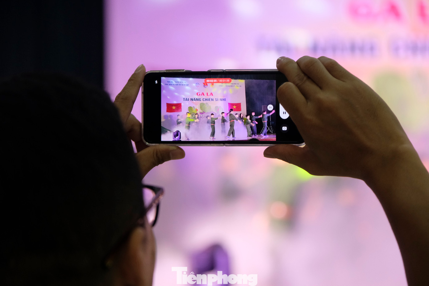 Nhiều phụ huynh bất ngờ vì khả năng diễn xuất tự tin của con mình nên tranh thủ ghi lại những thước phim để lưu lại kỷ niệm đáng nhớ của con. Nhiều phụ huynh bất ngờ vì khả năng diễn xuất tự tin của con mình nên tranh thủ ghi lại những thước phim để lưu lại kỷ niệm đáng nhớ của con.