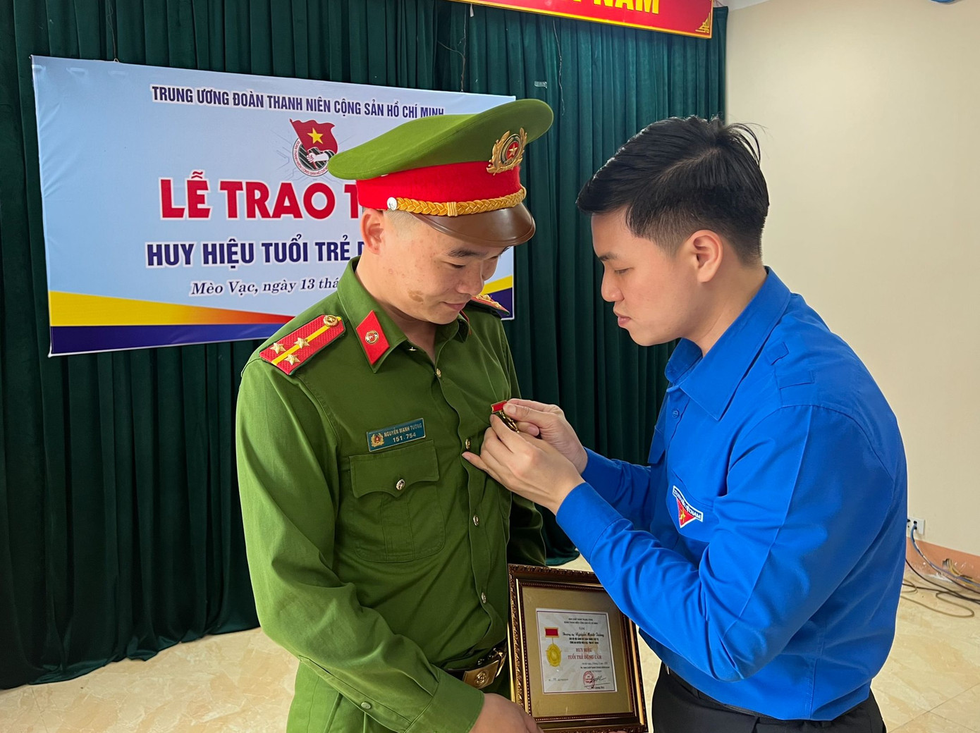 Thừa ủy quyền Ban Bí thư Trung ương Đoàn, anh Nguyễn Hải Dương - Bí thư Tỉnh Đoàn Hà Giang trao Huy hiệu Tuổi trẻ dũng cảm cho Thượng úy Nguyễn Mạnh Tường. Thừa ủy quyền Ban Bí thư Trung ương Đoàn, anh Nguyễn Hải Dương - Bí thư Tỉnh Đoàn Hà Giang trao Huy hiệu Tuổi trẻ dũng cảm cho Thượng úy Nguyễn Mạnh Tường.
