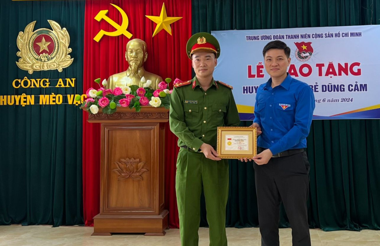 Thượng úy Nguyễn Mạnh Tường nhận Huy hiệu Tuổi trẻ dũng cảm. Thượng úy Nguyễn Mạnh Tường nhận Huy hiệu Tuổi trẻ dũng cảm.