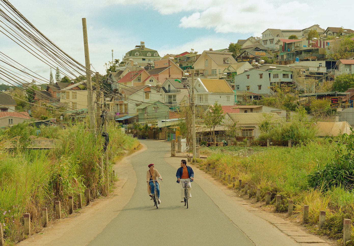 Xuyên suốt quá trình thực hiện bộ ảnh, nhiếp ảnh gia Kỳ Sang nhận thấy, địa điểm chụp ảnh ở đường An Sơn (phường 4, Đà Lạt) gặp nhiều khó khăn nhất do phải thực hiện lại nhiều lần và phải đảm bảo an toàn giao thông cho những người đi đường. Xuyên suốt quá trình thực hiện bộ ảnh, nhiếp ảnh gia Kỳ Sang nhận thấy, địa điểm chụp ảnh ở đường An Sơn (phường 4, Đà Lạt) gặp nhiều khó khăn nhất do phải thực hiện lại nhiều lần và phải đảm bảo an toàn giao thông cho những người đi đường.