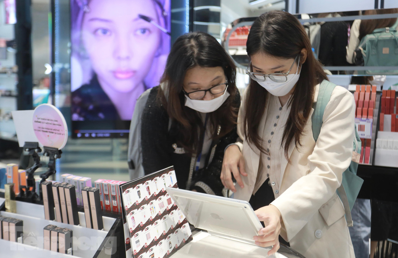 Hai bạn sinh viên đang xem các món đồ mỹ phẩm được giảm giá. Hai bạn sinh viên đang xem các món đồ mỹ phẩm được giảm giá.