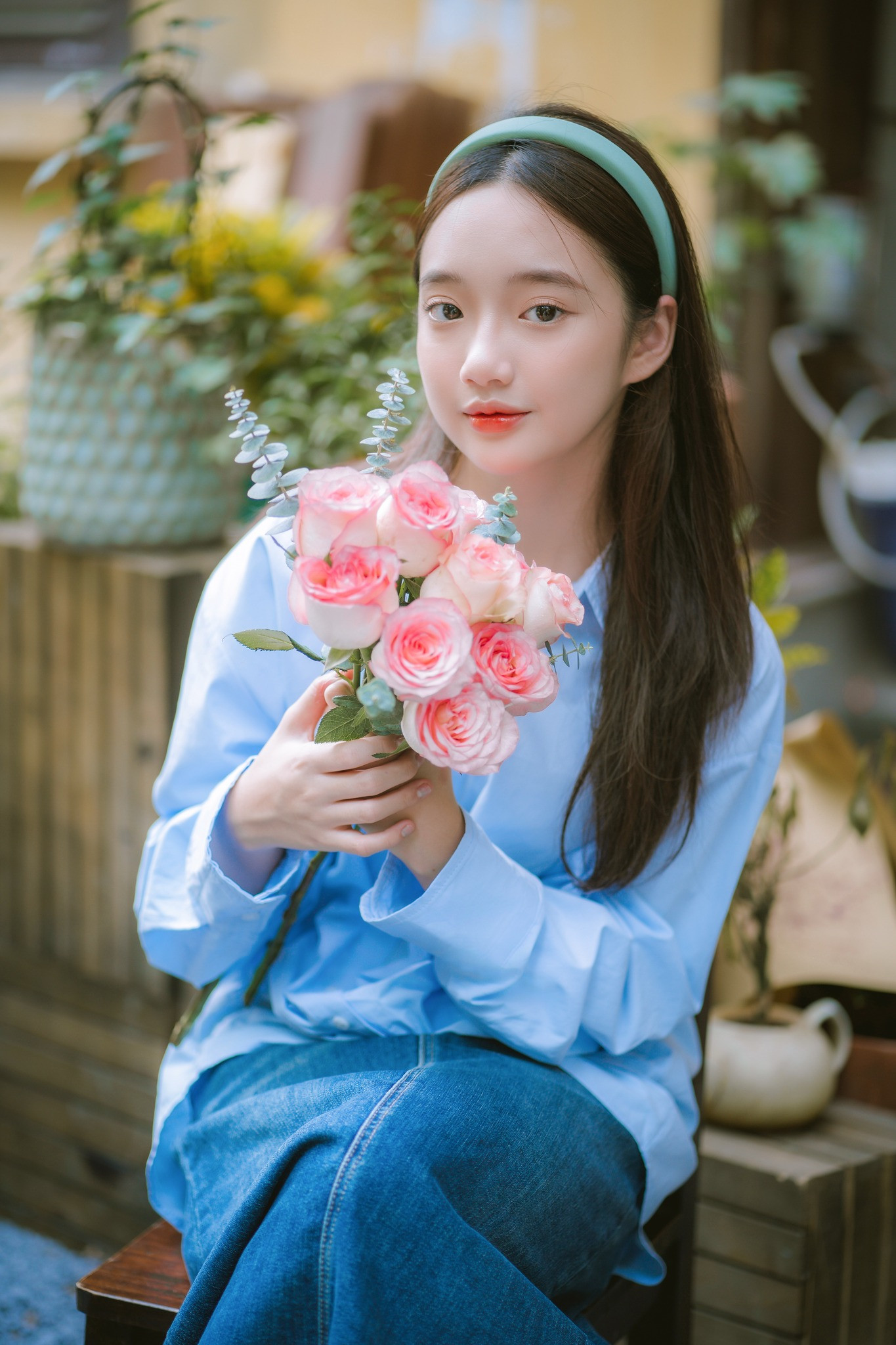 Mỹ Duyên (24 tuổi, ở Hà Nội) cho biết, vì có sở thích chụp ảnh từ lâu nên cô bạn cũng thường xuyên thử các concept mới lạ. "Tình cờ thấy mọi người truyền tay nhau những bức ảnh của diễn viên Lưu Diệc Phi, mình thấy khá ấn tượng. Ngay ngày hôm sau, mình đã lên đồ và chuẩn bị phụ kiện đến quán cà phê chụp bộ ảnh này. Đây là phong cách nhẹ nhàng, giản dị nhưng đầy sức sống". Ảnh: Nguyễn Minh Tuấn