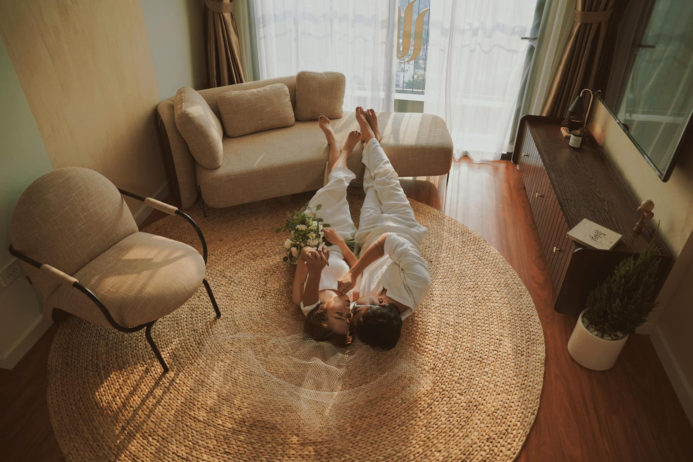 Được biết, Xuân Quỳnh và Trung Đức đều làm MC trải nghiệm của VTV và biết đến nhau trong chuyến đi công tác đầu tiên của chương trình S Việt Nam tại tỉnh Sơn La. &quot;Ngay sau chuyến công tác đó, mình và anh Đức đã bắt đầu tìm hiểu và yêu nhau với vô vàn cảm xúc, từ tò mò đối phương, hồi hộp đến đồng điệu về tâm hồn. Và chương trình S Việt Nam chính là sự khởi đầu, kết nối và gắn bó với chúng mình đến tận bây giờ&quot;, nữ MC nhớ lại cơ duyên gặp gỡ với bạn trai.